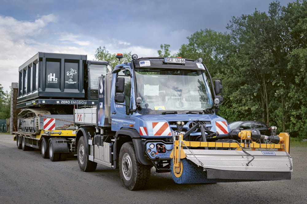 A truck transports containers. Copyright: Daimler Trucks