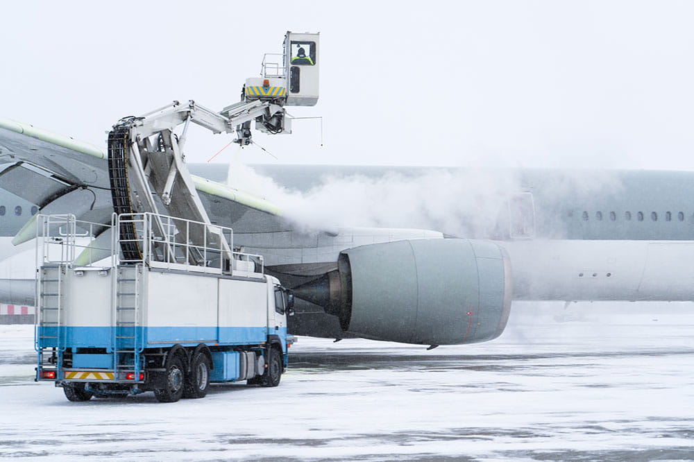 Aircraft engines operating under extreme temperatures and pressures, safeguarded by Freudenberg’s high-performance seals.